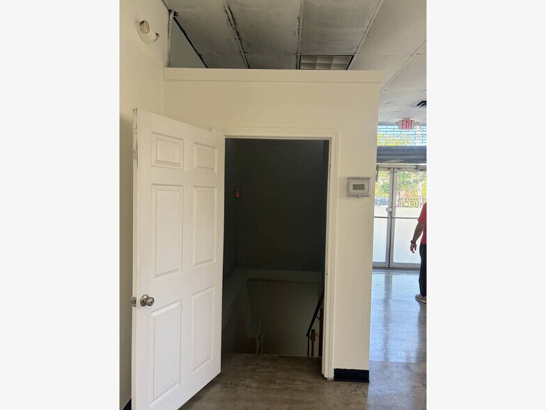 Building Photo - 1098 Main St