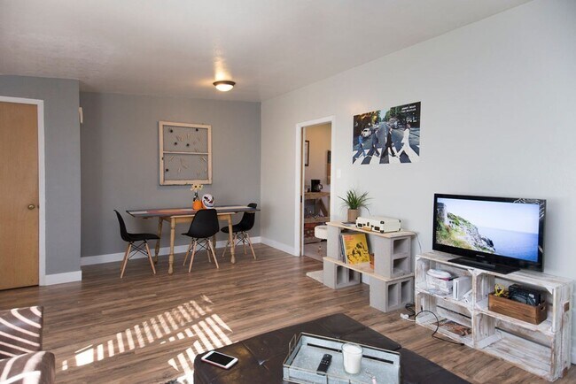 Building Photo - Students Welcome! 3 Bedroom Great Location!