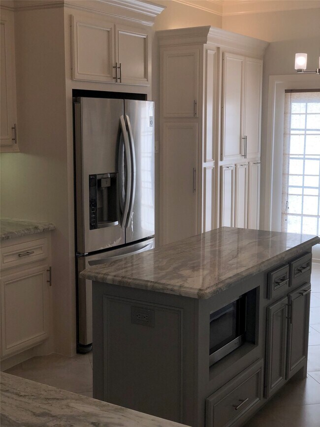 Building Photo - 10310 Chevy Chase Dr