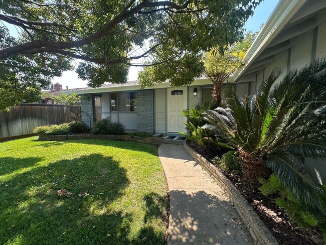 Building Photo - 4 Bedroom 2 Bathroom Home with Landscaped ...