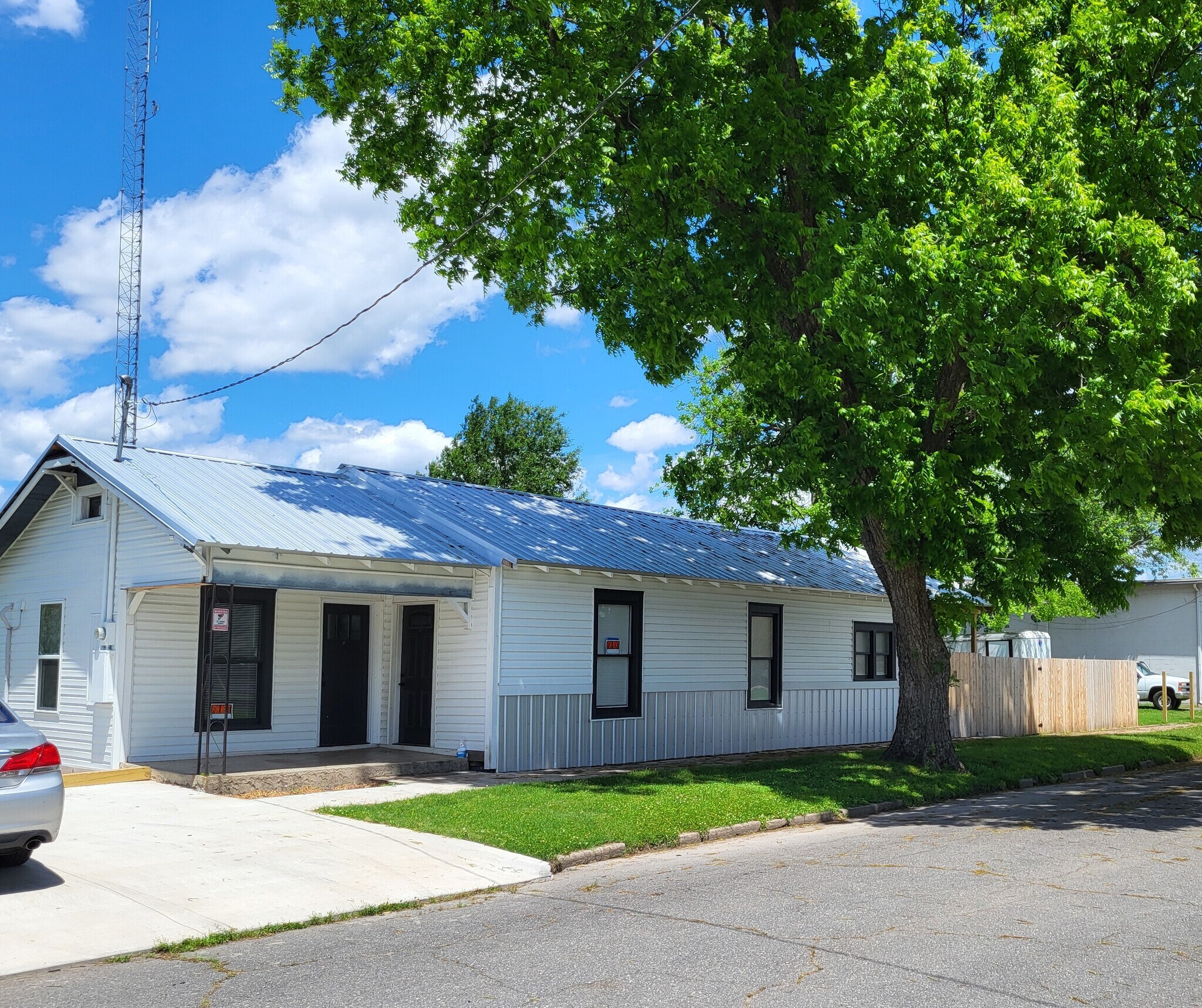 Building Photo - 1000 N Poplar St