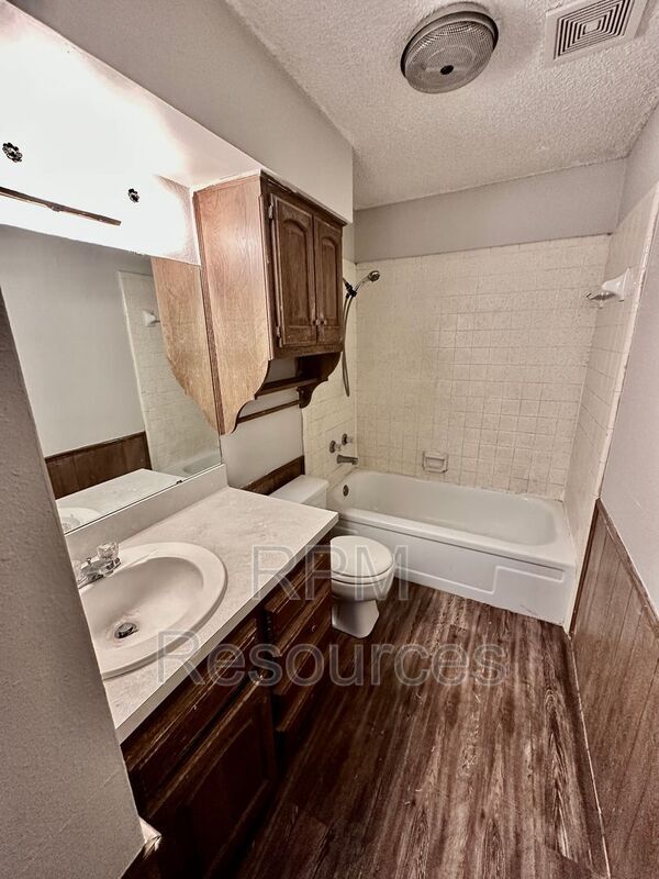 Building Photo - 1000 Juno Cir