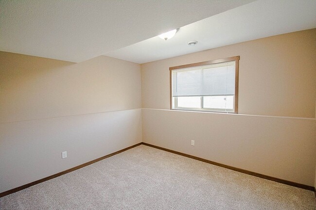 Building Photo - Move-In Ready NW Rochester Home with Finished Lower Level