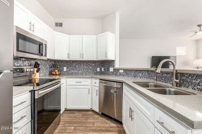 Building Photo - Lovely unit at Mira Vista Condominiums