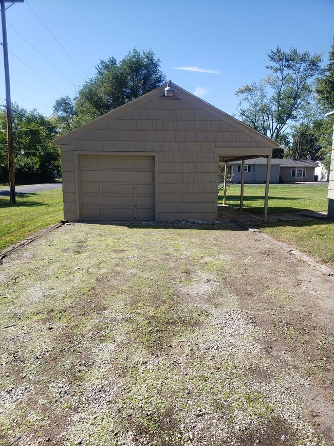 Building Photo - 3 BR House in Waynedale