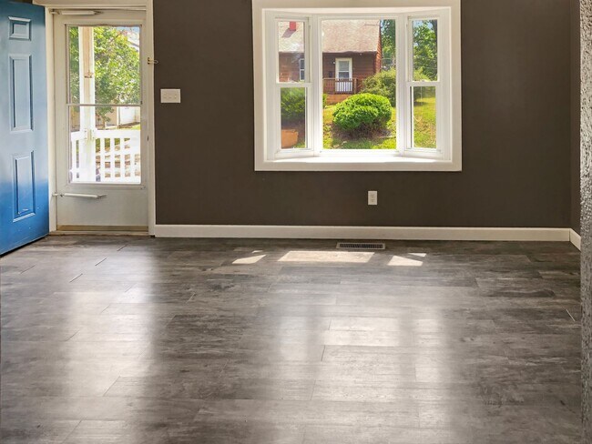 Building Photo - Pinchably Cute!