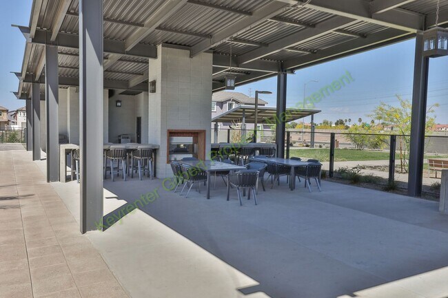 Building Photo - Pet Friendly 5 bed/3 bath in the Hawes Crossing Community of East Mesa