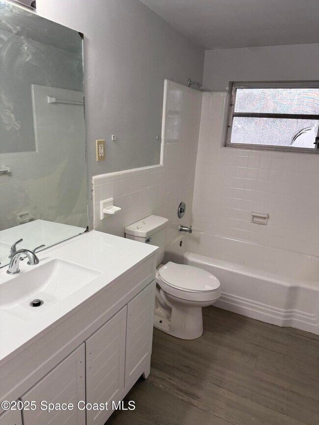 Building Photo - 14 S Hilltop Dr