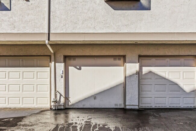 Building Photo - 3650 Avocado Village Ct