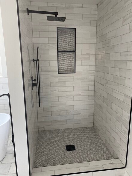 Building Photo - 2481 Walgrove Ave