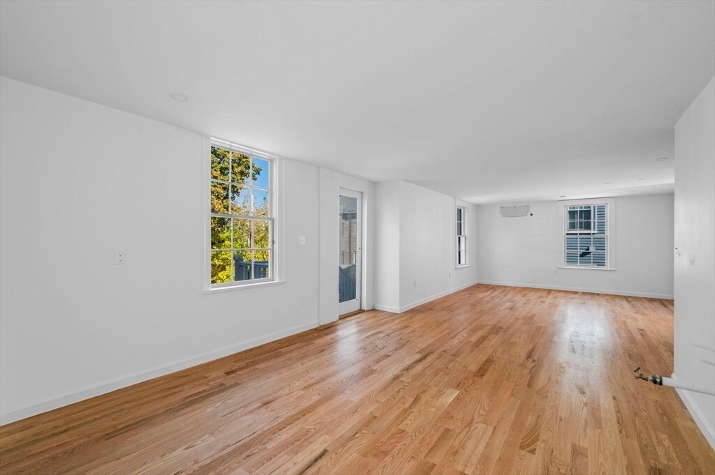 Building Photo - 15 Lynde St