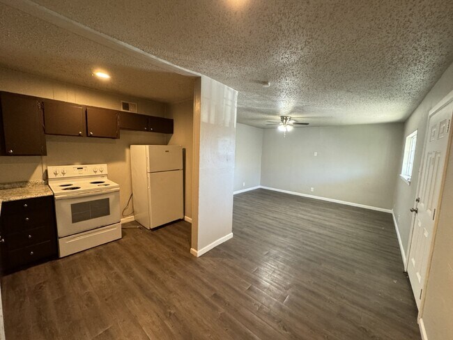Building Photo - 2 Bedroom and 1 bathroom ready to move in