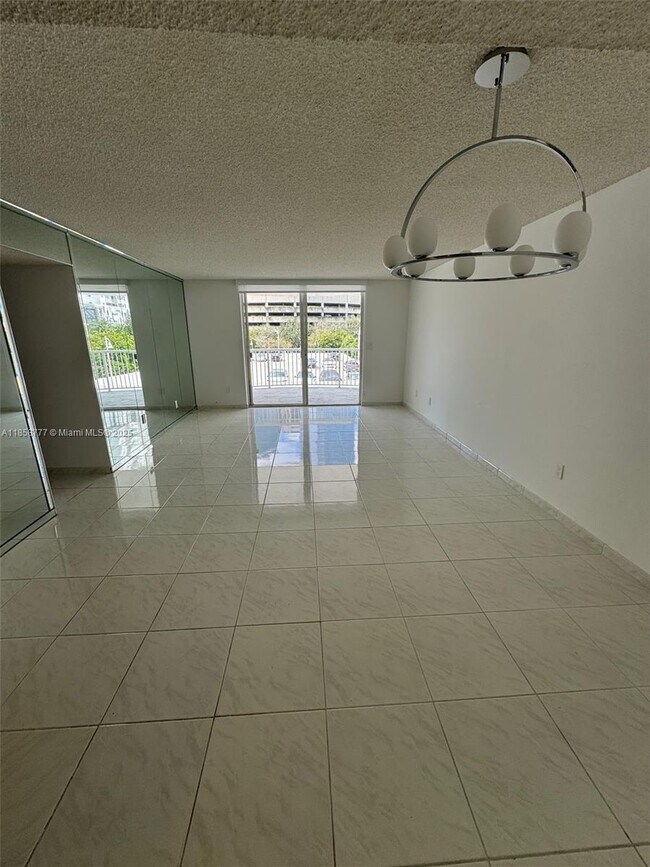 Building Photo - 1420 Brickell Bay Dr