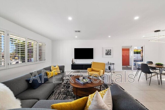 Building Photo - 945 N Buttonwillow Cir