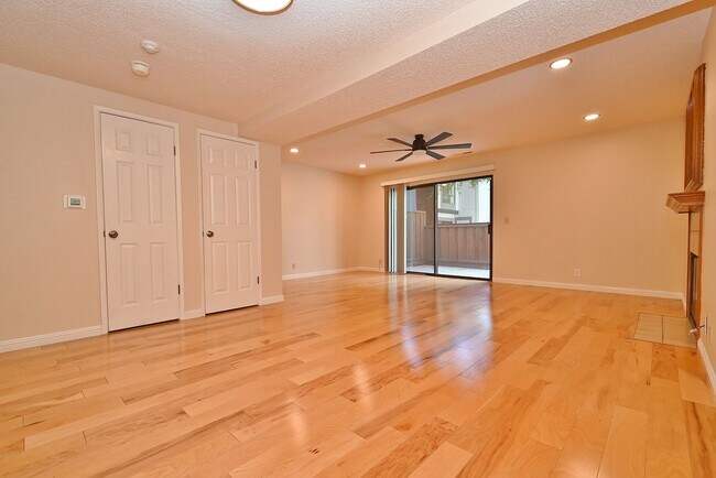 Building Photo - $3,540 / Bright & Spacious 3BR/ 2.5BA Town Home in Newark City