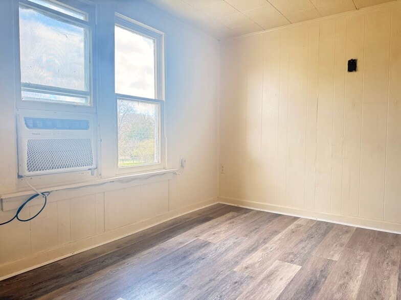 Building Photo - 502 Oak Dr
