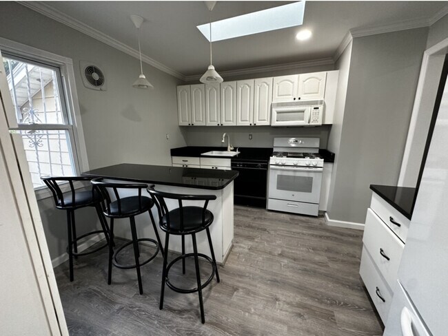 Building Photo - 34 Blue Jay Dr, Brentwood