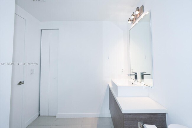 Building Photo - 1010 SW 2nd Ave