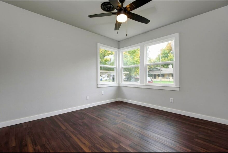 Building Photo - 740 S Warren Ave