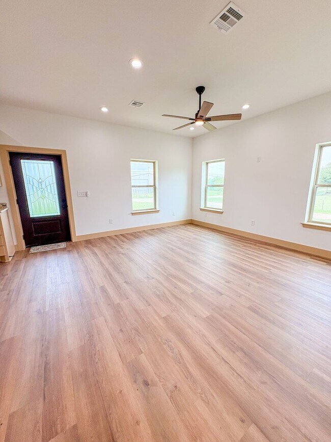 Building Photo - 1105 E Navarro-