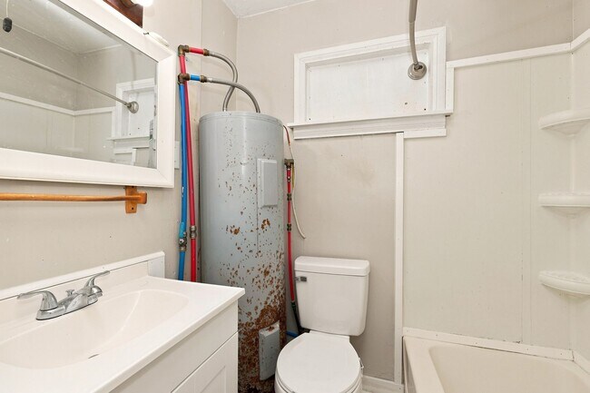 Building Photo - Two bedroom one bathroom single home in Springfield!