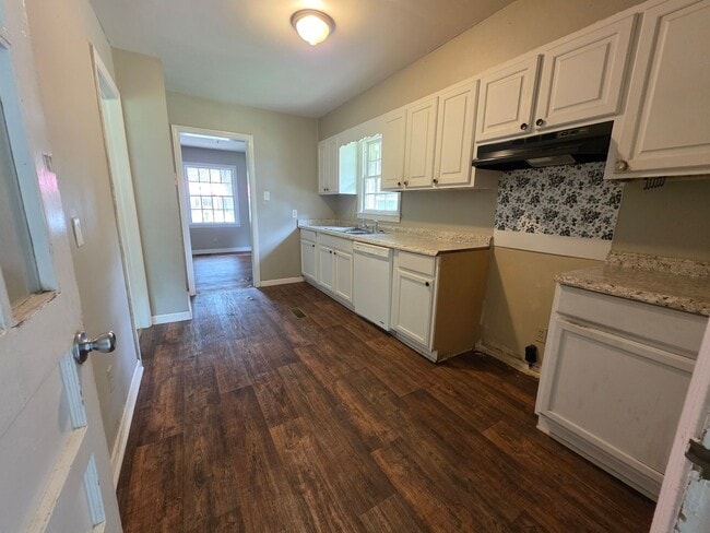 Building Photo - Nice Home with Fenced Yard