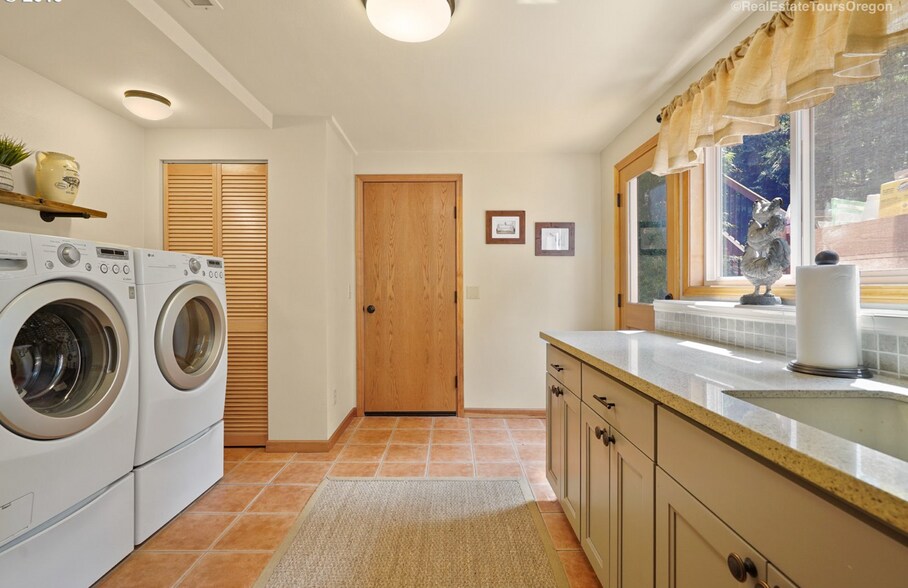 laundry room - 4625 SW 42nd Pl