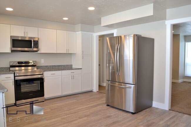 Building Photo - Main St Duplex