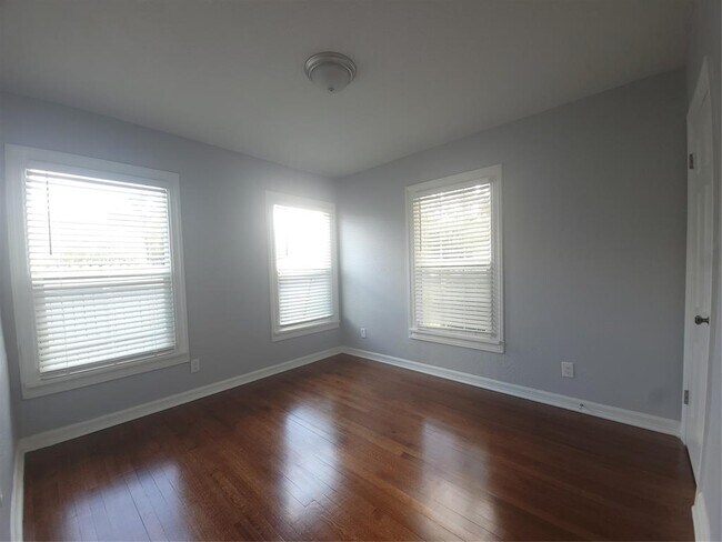 Building Photo - 3916 Locke Ave