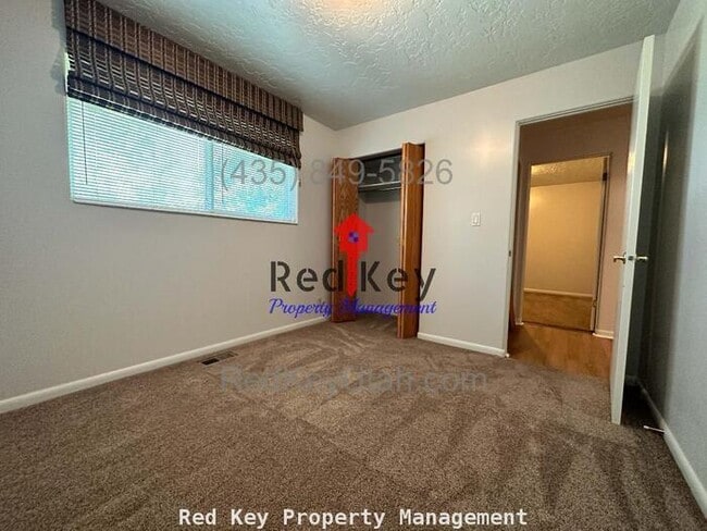 Building Photo - Country Club Dr. Single Family Home