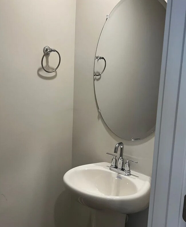 Building Photo - Desirable 3/2.5 Townhome Available Now!