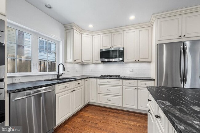 Building Photo - 2718 S June St