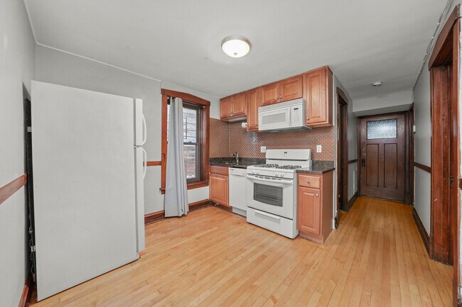 Building Photo - 2026 W Charleston St