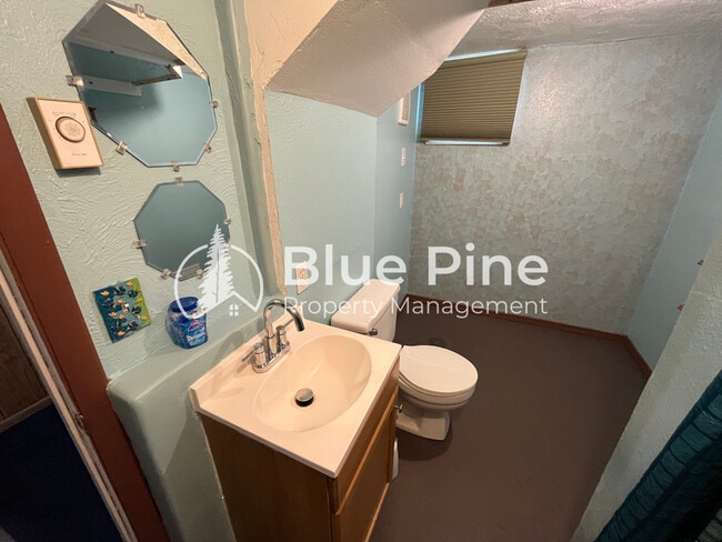 Building Photo - 498 E 17th St