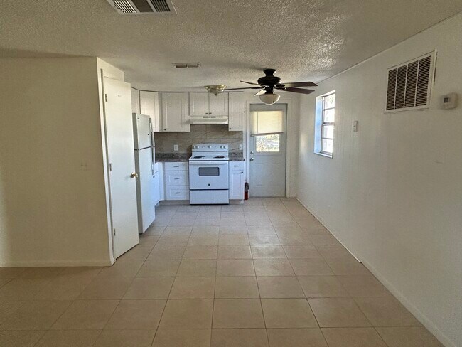 Building Photo - 10415 Alma St