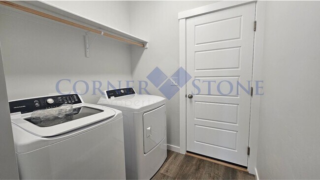 Building Photo - Like New Home With Community Pool!