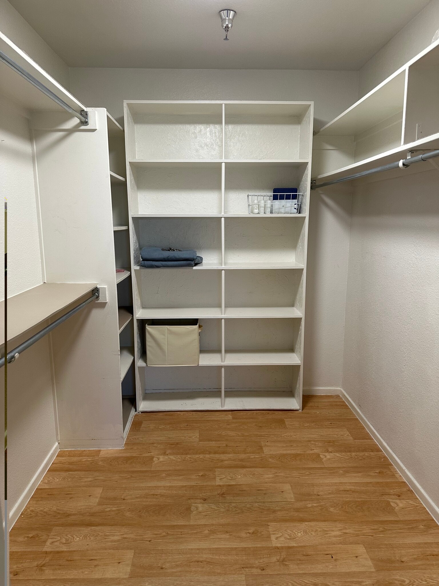 Walkin closet - 425 S Parkcrest