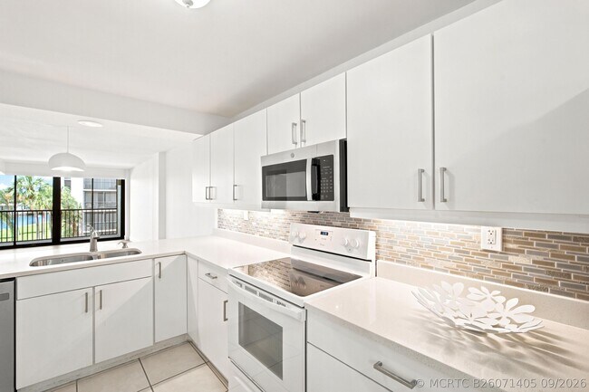 Building Photo - 8 Royal Palm Way