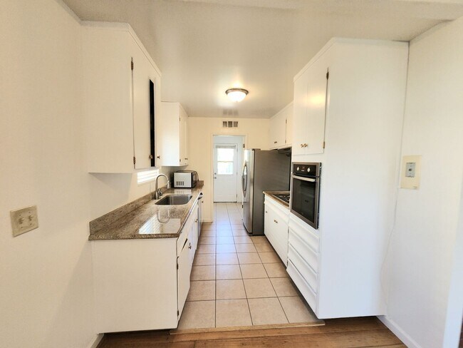 Building Photo - 3 bedroom home in San Mateo