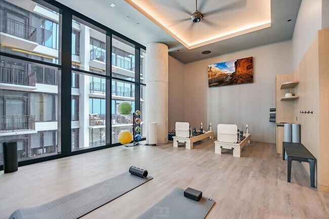 Building Photo - 610 Davis St