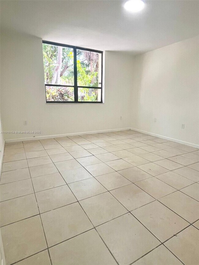 Building Photo - 800 NE 199th St