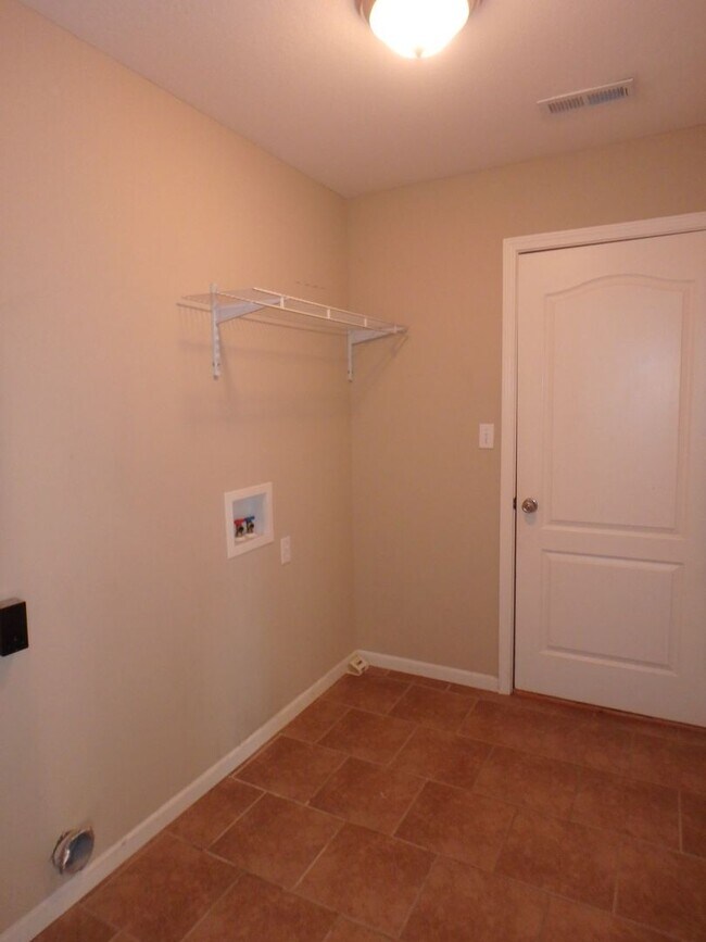 Building Photo - Nice 3 Bed 2 Bath House In Hunters Gate!