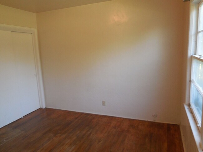 Building Photo - 456 Drakeley Ave