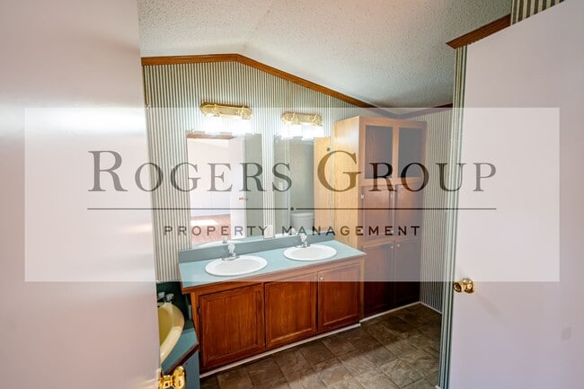 Building Photo - 242 Hidden Lake Ln