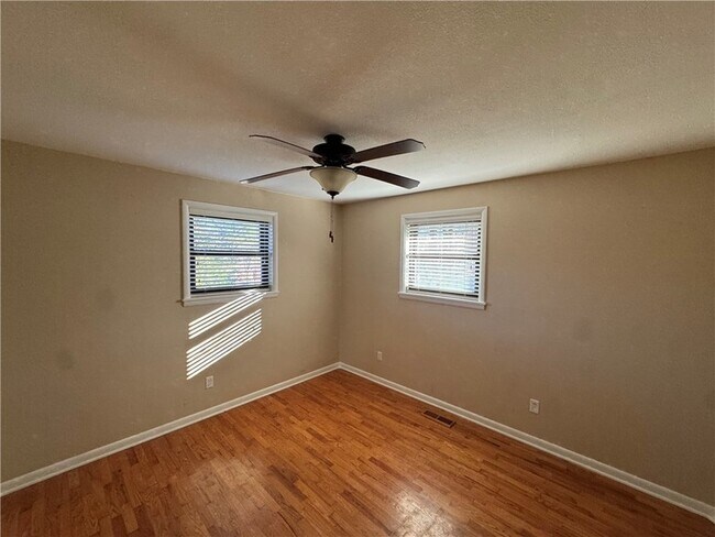 Building Photo - 718 E Debra Dr