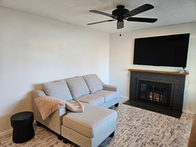 Building Photo - 3Bd/1Ba Single Story Home - For viewing!