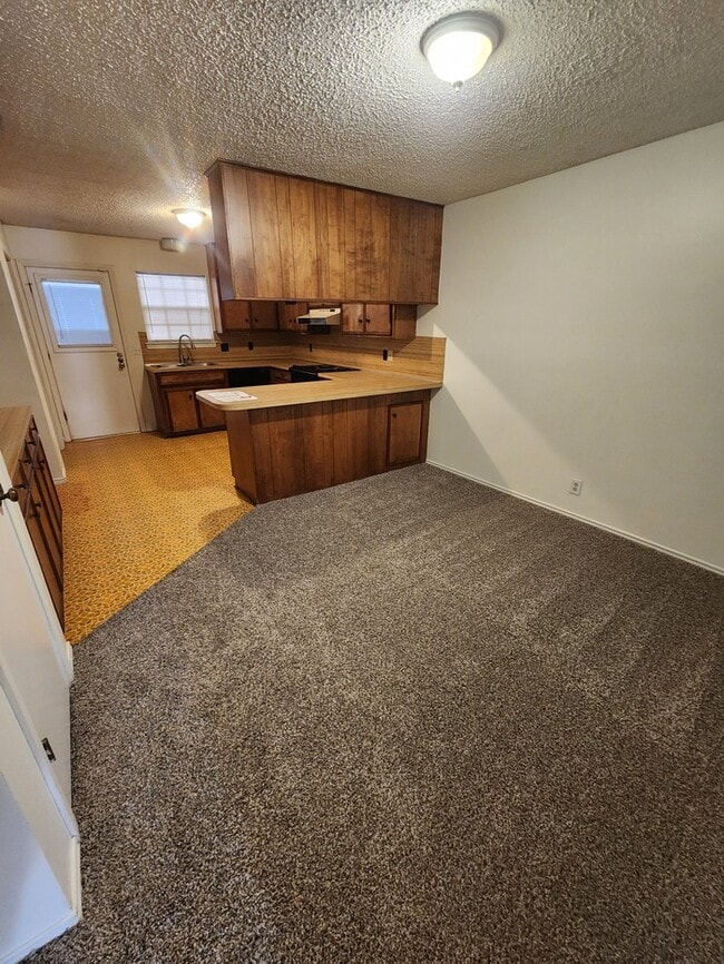 Building Photo - 3 bed 2 bath duplex