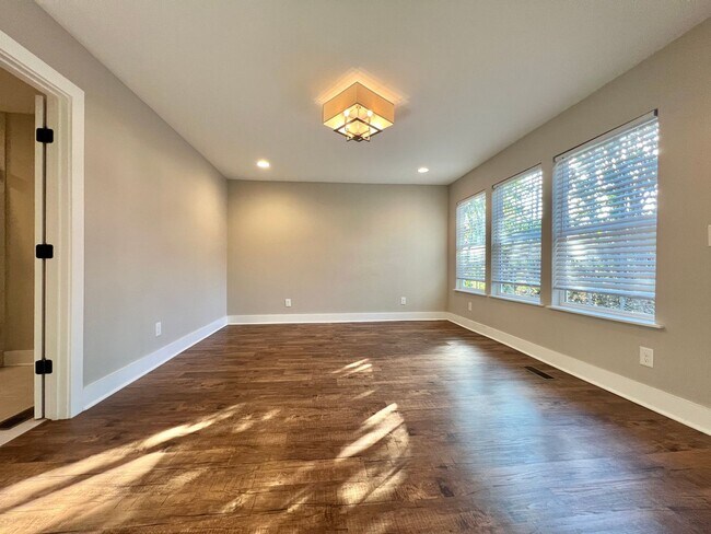 Building Photo - Updated 3 Bed, 2 Bath Cottage in Heart of Lockeland Springs w/ 1 Car Garage