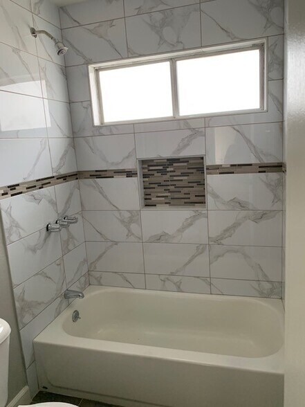 Building Photo - 4015 W Adams Blvd