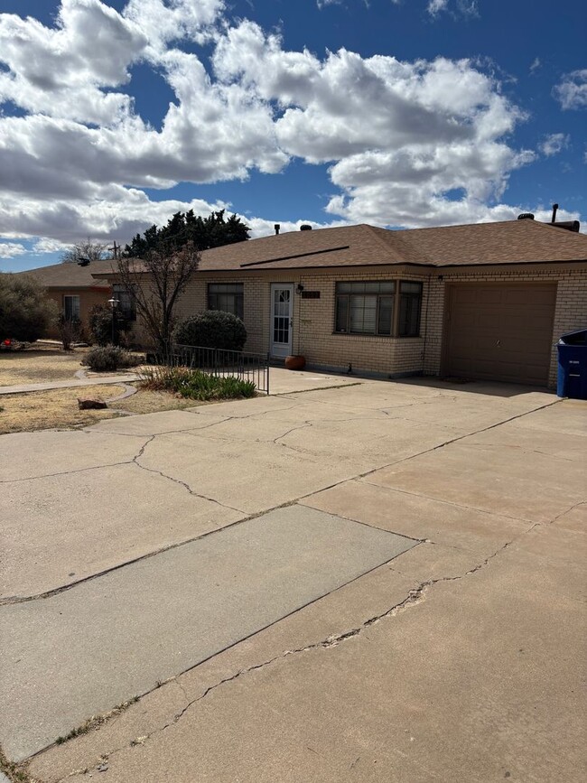 Primary Photo - Great Location 3 bed 2 bath in established...